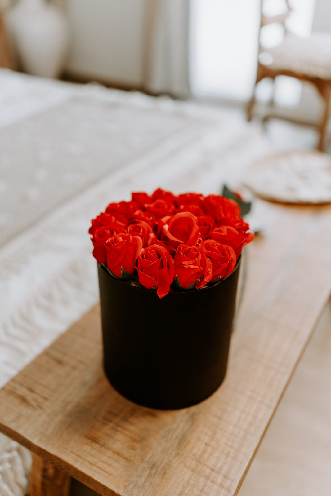 La décoration en roses dressée avant l'arrivée