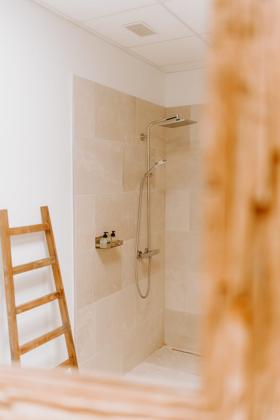 La douche de travertin, à la sortie du hammam