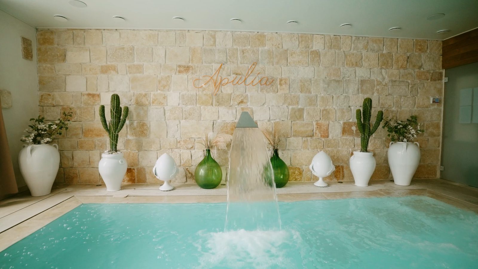 La piscine à débordement chauffée, privatisée pour un groupe
