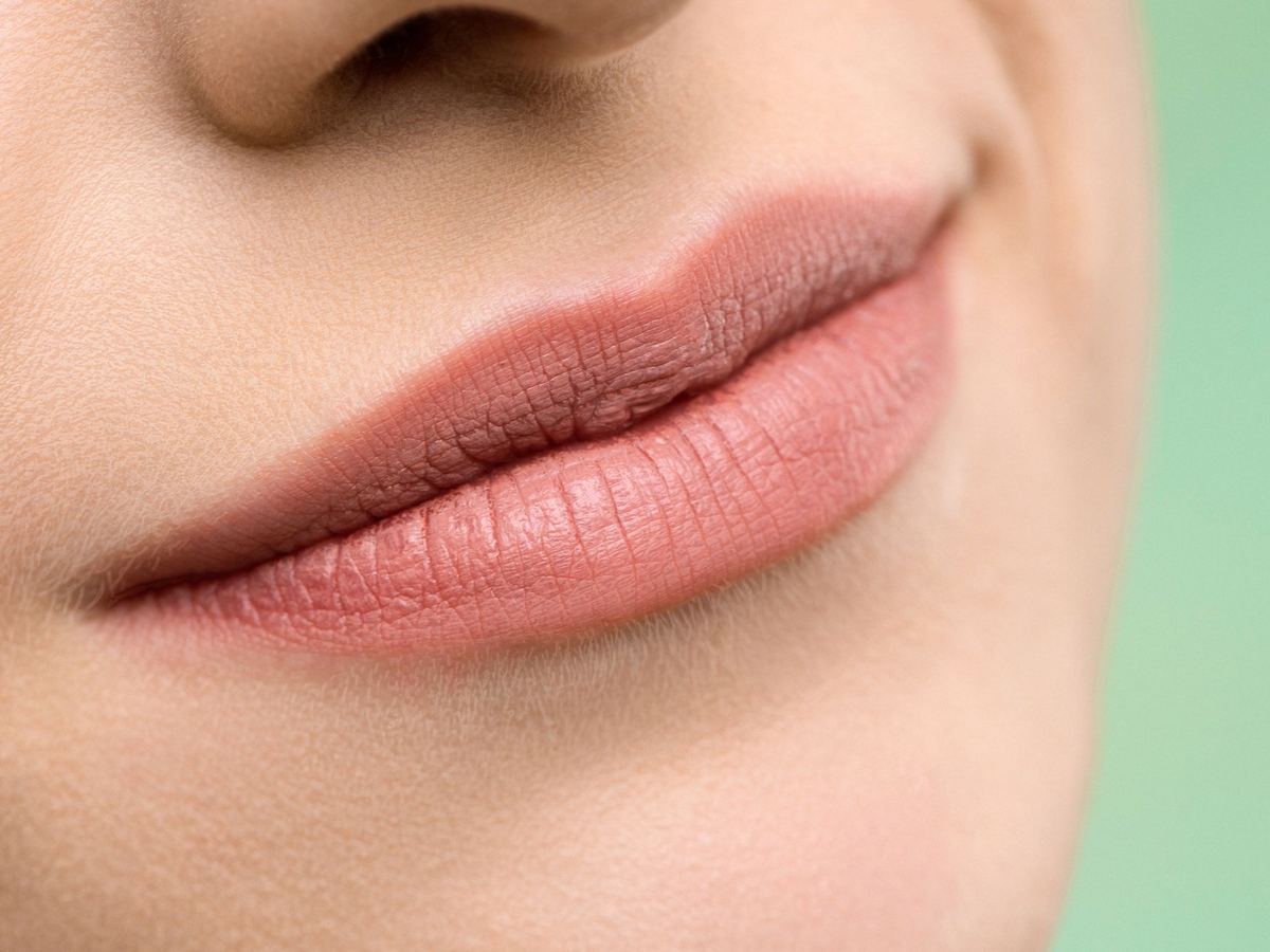 Gros plan sur des lèvres au maquillage semi-permanent, teinte rosée naturelle