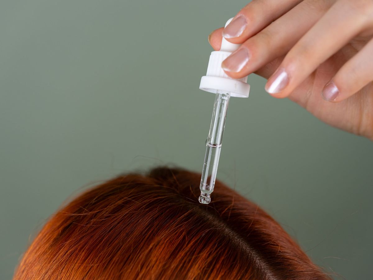 Un soin du cuir chevelu appliqué à la pipette, raie par raie